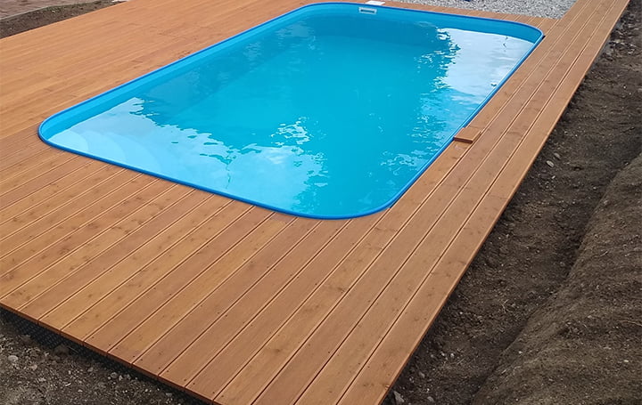 Dřevěná terasová prkna kolem bazénu ze sibiřského modřínu